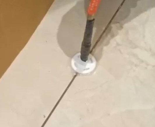 中卫市瓷砖空鼓维修公司专业解答瓷砖在铺贴过程中，如果没有涂抹均匀到位的粘结材料（如水泥砂浆或瓷砖胶），可能会导致以下问题