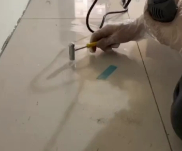 中卫市瓷砖开裂维修公司专业分享瓷砖在铺贴前如果没有沥干水分，将会导致以下问题